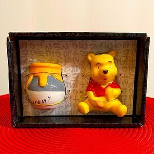 Disney Winnie the Pooh & 🍯 Honeypot Salt & Pepper Shakers NWT